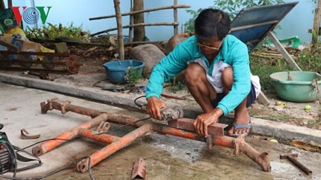 Ông Lý Quờn đang chuẩn bị dụng cụ làm đất cho vụ mới.