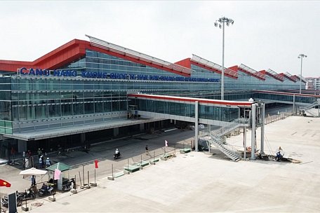 Một góc khu đón máy bay của sân bay Vân Đồn. Ảnh: LĐO
