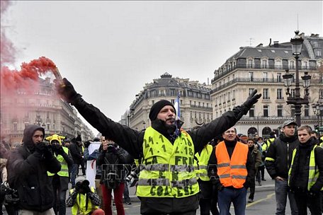 Người biểu tình Áo vàng tập trung tại thủ đô Paris, Pháp. Ảnh: THX/TTXVN