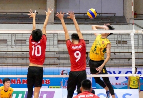 Pha tranh bóng trong trận XSKT Vĩnh Long (áo vàng) thắng Quân Khu 4 với tỷ số 3-1.