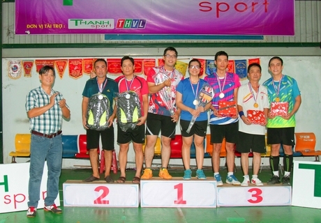 Ông Lâm Thanh Nguyễn Vũ- Chủ cửa hàng dụng cụ thể thao Thanh Sport trao thưởng cho các VĐV đạt giải.
