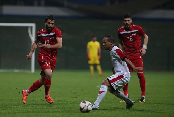 Một pha bóng trong trận Yemen (áo trắng) thua Syria 0-1 - Ảnh: FACEBOOK YEMEN TEAM