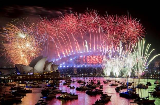 Màn pháo hoa rực rỡ sắc màu ở Sydney, Australia.