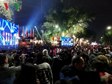  Người dân tập trung ở tượng đài Vua Lý Thái Tổ chờ đón màn đếm ngược chào đón năm mới