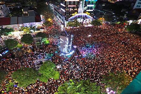  Phố Nguyễn Huệ (TPHCM) náo nhiệt đêm giao thừa