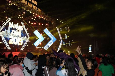  Các bạn trẻ Đà Nẵng cùng nhau đếm ngược chào năm mới 2019