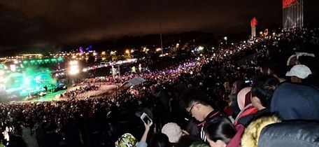  Hàng chục nghìn người dân và du khách tham dự chương trình 