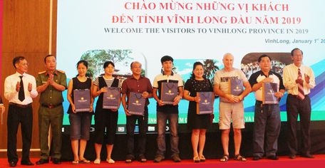  Tặng quà cho các vị khách đầu tiên đến du lịch tại Vĩnh Long năm 2019.