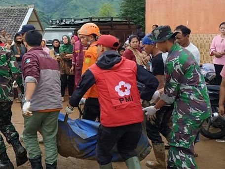 Công tác tìm kiếm những người mất tích tại Indonesia. (Nguồn: Pojoksatu)