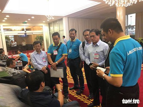 Lãnh đạo Công ty lữ hành du lịch Saigontourist đón các du khách Việt - Ảnh: Saigontourist