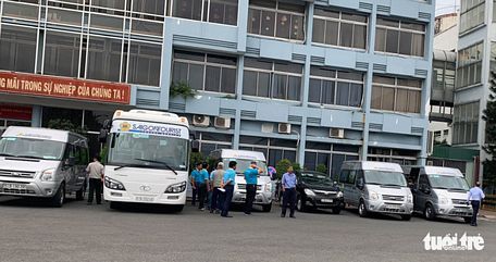  Đoàn xe vào sân bay làm thủ tục đón khách - Ảnh: CÔNG TRUNG