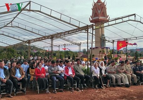 Đông đảo bà con tham gia buổi lễ.