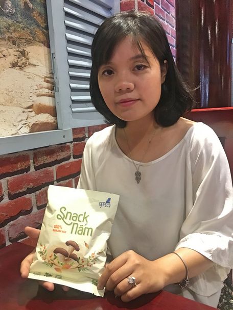 Chị Cao Thúy An giới thiệu sản phẩm sản xuất từ nấm bào ngư.