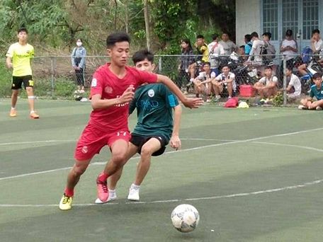 Các trận đấu bóng đá diễn ra khá quyết liệt và kịch tính.