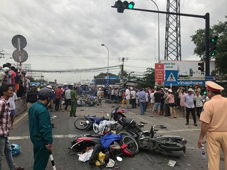  Hiện trường vụ tai nạn thảm khốc tại Bến Lức - Ảnh: SƠN LÂM