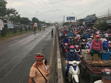 Lực lượng cảnh sát giao thông có mặt tại hiện trường điều tiết giao thông - Ảnh: SƠN LÂM