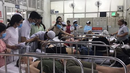 Các nạn nhân đang cấp cứu tại Bệnh viện Chợ Rẫy, TP.HCM - Ảnh: MỸ THƯƠNG