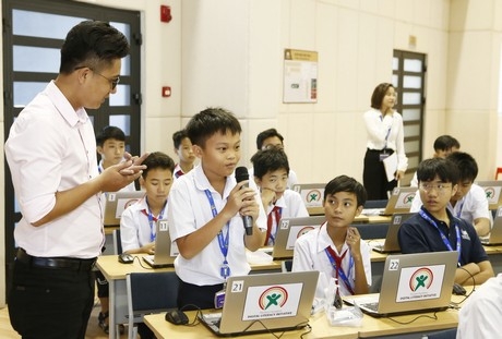 Các thí sinh tham gia sân chơi Hackathon.