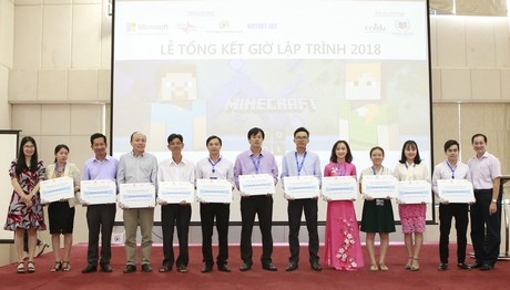 Ban tổ chức trao giải cho các giáo viên tích cực.