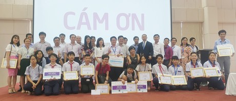 Các đại biểu cùng chụp ảnh lưu niệm tại lễ tổng kết