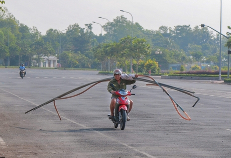Chở hàng cồng kềnh nguy hiểm cho người đi đường. Ảnh chụp trên đường Võ Văn Kiệt (Phường 9- TP Vĩnh Long).