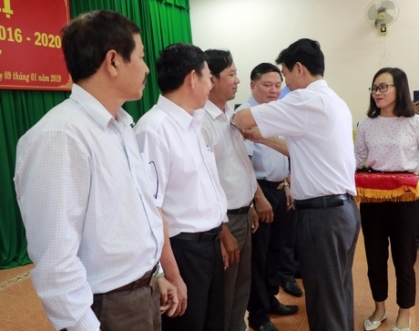 Dịp này, 12 cá nhân có thành tích đóng góp vì sự nghiệp phát triển kinh tế tập thể được nhân kỷ niệm chương.