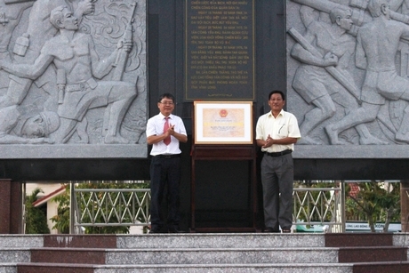 Ông Nguyễn Xuân Hoanh- Phó Giám đốc Sở Văn hóa, Thể thao và Du lịch trao Bằng xếp hạng di tích cho đại diện xã Hựu Thành.