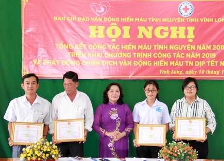 Các cá nhân hoàn thành xuất sắc nhiệm vụ vận động hiến máu tình nguyện 2018.