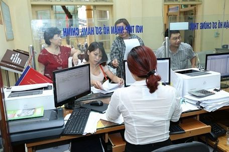 Công chức bộ phận một cửa giải quyết thủ tục hành chính trên địa bàn Hà Nội. Ảnh minh họa: PV