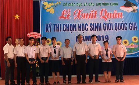 Phụ huynh chụp ảnh cùng học sinh tham dự kỳ thi.