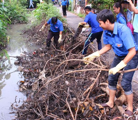 Đoàn thanh niên tích cực tham gia xây dựng nông thôn mới, đô thị văn minh.