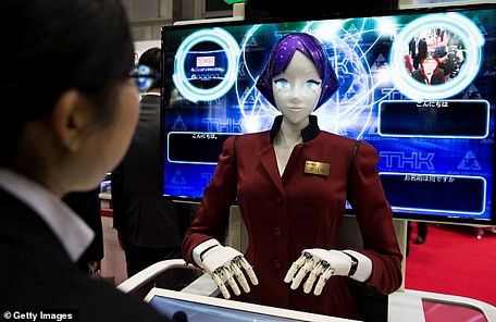 Robot sáu chân Arisa giao tiếp với hành khách. (Nguồn: Getty Images)