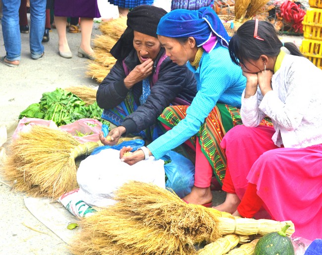 Điểm chung của các chợ phiên vùng cao là hàng hóa hầu hết đều là nông sản địa phương hay nông cụ sản xuất do chính bàn tay người dân làm ra. Những sản phẩm ấy là kết tinh của sự lao động cần cù, sáng tạo của người dân trên những vùng đất còn nhiều khó khăn. 