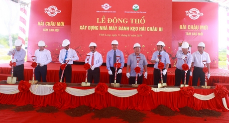 Ông Trần Văn Rón- Bí thư Tỉnh ủy (giữa), ông Trương Văn Sáu- Phó Bí Thư Thường trực Tỉnh ủy, Chủ tịch HĐND tỉnh (thứ 4 từ trái sang), ông Nguyễn Văn Quang- Chủ tịch UBND tỉnh (thứ 4 từ phải sang), cùng cùng đại diện lãnh đạo tỉnh và các đại biểu cùng thực hiện nghi thức động thổ.