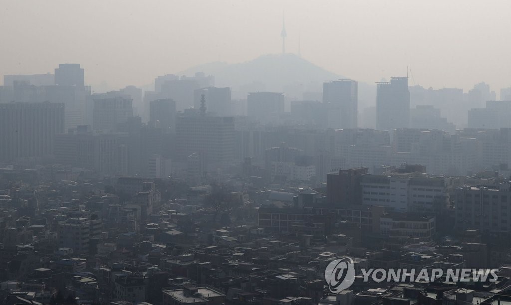 Seoul mờ mịt bụi vào ngày 13/1/ 2019. Ảnh: Yonhap