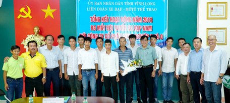 Các đại biểu và HLV, VĐV đội xe đạp Vĩnh Long trong buổi họp mặt.