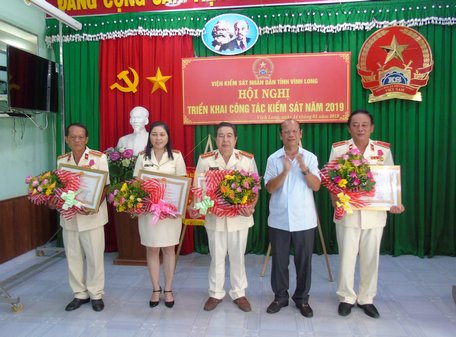 Ông Trương Văn Sáu- Phó Bí thư Thường trực Tỉnh ủy, Chủ tịch HĐND tỉnh trao Huân chương lao động cho các cá nhân, tập thể đã có thành tích xuất sắc trong công tác từ năm 2013- 2017, góp phần vào sự nghiệp xây dựng CNXH và bảo vệ Tổ quốc.