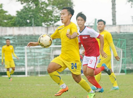 Pha tranh bóng trong trận ĐồngTháp (áo vàng) thắng Vĩnh Long 2-0.
