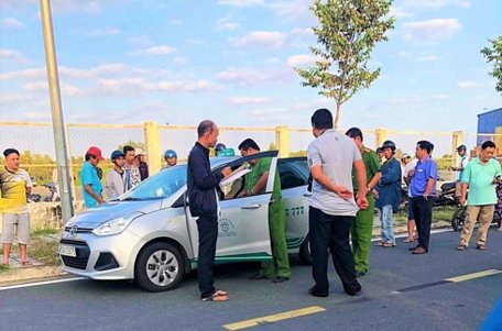 Các ngành chức năng kiểm tra taxi của anh Phạm Thanh Nhân.