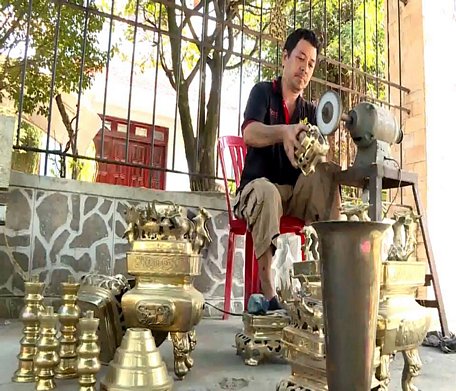 Dịch vụ đánh bóng lư đồng cũng là nghề có thu nhập cao và đắt khách nhất vào ngày tết.