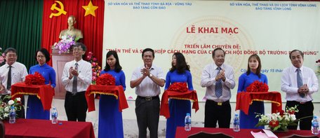 Các đại biểu cắt băng khai mạc triển lãm.