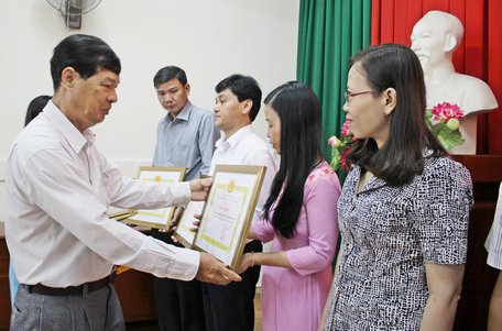 Dịp này, các tập thể, cá nhân có thành tích xuất được tặng giấy khen của Đảng ủy Khối Các cơ quan tỉnh
