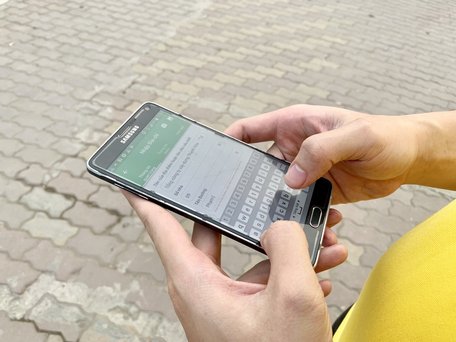 Nhân viên Bưu điện Việt Nam định vị địa điểm.