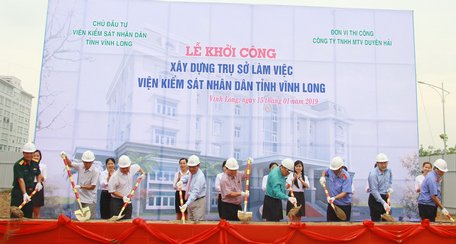 Đại biểu thực hiện nghi thức động thổ khởi công.