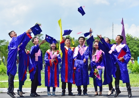 Niềm vui tốt nghiệp của sinh viên Trường ĐH Cửu Long.