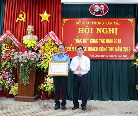 Dịp này, nhiều cá nhân, tập thể thực hiện xuất sắc nhiệm vụ năm 2018 được khen thưởng. 