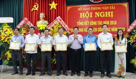 Dịp này, nhiều cá nhân, tập thể thực hiện xuất sắc nhiệm vụ năm 2018 được khen thưởng. 