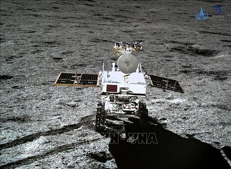  Xe tự hành - Thỏ Ngọc 2 (Yutu-2) do bộ phận hạ cánh của tàu vũ trụ Hằng Nga 4 chụp ngày 11/1/2019. Ảnh: THX/TTXVN