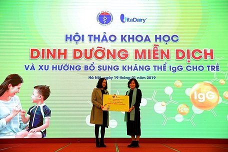 Đại diện Vitadairy trao tặng 1.000 ly sữa cho BV Nhi trung ương hỗ trợ trẻ em có hoàn cảnh khó khăn