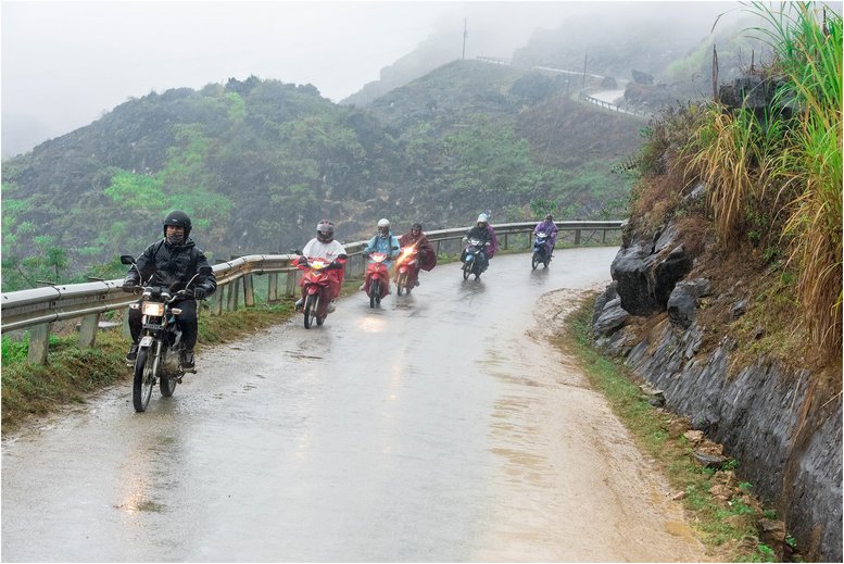 Khách người nước ngoài đi phượt tham quan Hà Giang.